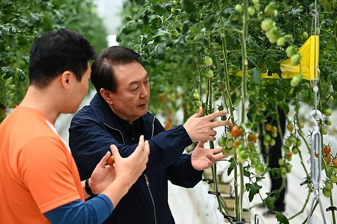 ▲5일 제9차 비상경제민생회의를 위해 경북 상주 스마트팜 혁신 밸리를 방문한 윤석열 대통령. 사진=대통령실