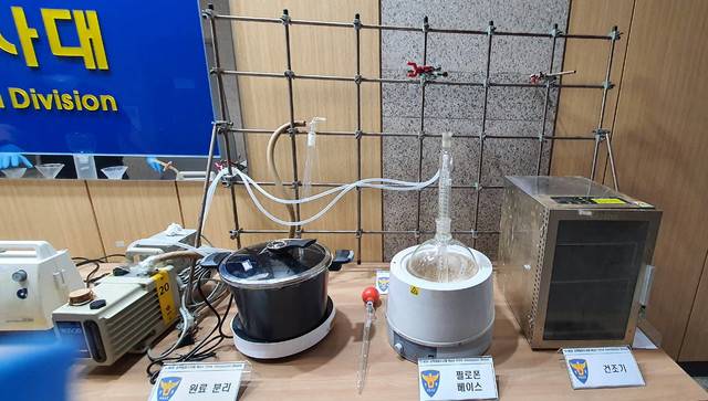 지난해 7월 부산경찰청이 경북 구미시의 한 원룸에 차려진 마약 제조 공간에서 압수한 필로폰 제조장비. /사진제공=부산경찰청, 뉴시스