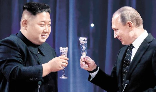 김정은 북한 국무위원장(왼쪽)과 블라디미르 푸틴 러시아 대통령이 2019년 러시아에서 만났을 당시의 모습. 타스·연합뉴스