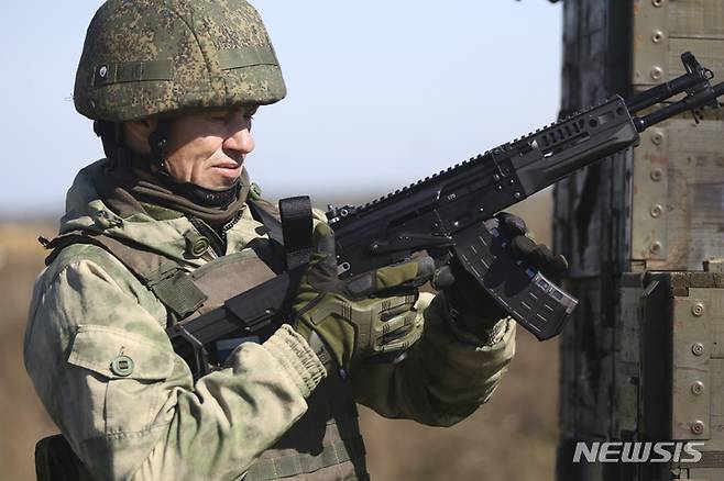 [도네츠크=AP/뉴시스] 5일(현지시간) 우크라이나 동부 도네츠크인민공화국(DPR)의 한 사격장에서 러시아군에 징집된 예비군이 군사 훈련을 받고 있다. 2022.10.06.