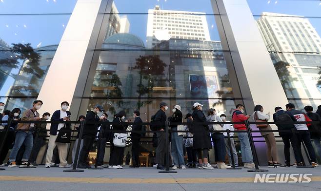 [서울=뉴시스] 조성우 기자 = 애플의 신작 아이폰14 시리즈 공식 출시일인 7일 오전 서울 중구 명동 애플스토어에서 고객들이 개장을 기다리고 있다. 2022.10.07. xconfind@newsis.com