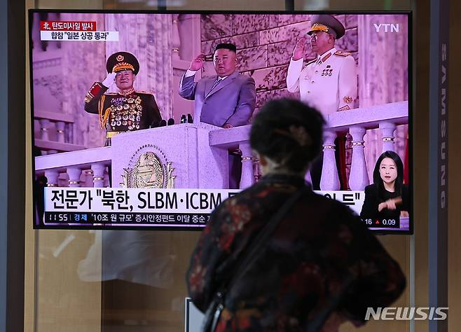 [서울=뉴시스] 조성우 기자 = 4일 오후 서울 중구 서울역 대합실에서 시민들이 북한의 미사일 발사 관련 뉴스를 시청하고 있다. 4일 합동참모본부는 오전 7시 23분경 북한 자강도 무평리 일대에서 일본 상공을 통과하는 중거리 탄도미사일 1발이 발사됐다고 밝혔다. 2022.10.04. xconfind@newsis.com