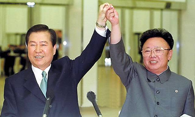▲ 2000년 평양에서 열린 최초의 남북 정상회담에서 김대중(왼쪽) 대통령과 김정일 국방위원장이 함께 손을 들어 인사하고 있다. ⓒ연합뉴스