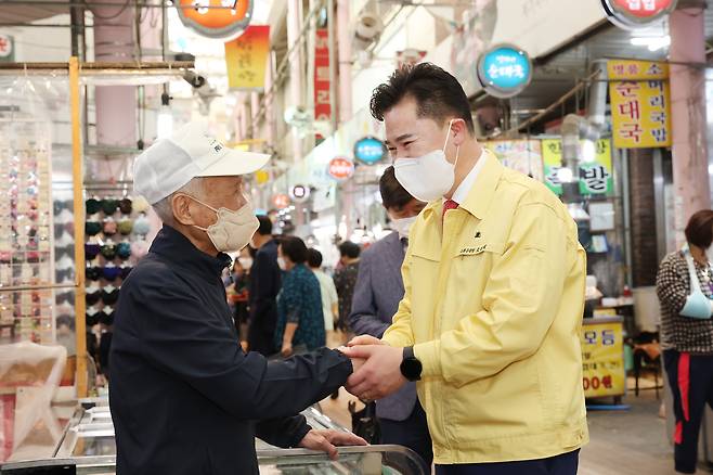 오언석(오른쪽) 도봉구청장이 전통시장에서 주민을 만나 인사를 나누고 있다.도봉구 제공