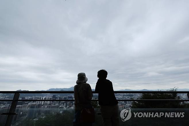햇빛 덮어버린 구름 8월 24일 오후 서울 남산에서 바라본 하늘이 구름으로 뒤덮여 있어 선선한 날씨를 보이고 있다. [연합뉴스 자료사진]