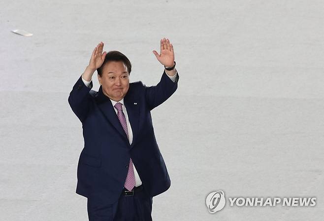 관중들 향해 손 흔드는 윤석열 대통령 (울산=연합뉴스) 임화영 기자 = 윤석열 대통령이 7일 오후 울산종합운동장에서 열린 제103회 전국체육대회 개회식에서 기념사를 하기 위해 단상으로 향하며 관중들을 향해 손을 흔들고 있다. 2022.10.7 hwayoung7@yna.co.kr