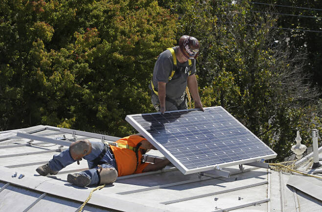 인부들이 태양광 패널을 설치하는 모습. (사진=뉴시스)