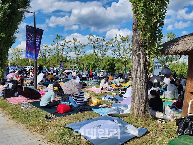 8일 오후 3시, 서울 여의도 한강공원엔 서울세계 불꽃축제를 보려는 시민들의 텐트와 돗자리로 가득찼다.(사진=황병서 기자)