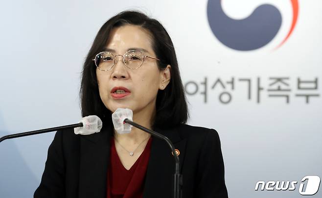 김현숙 여성가족부 장관이 7일 오전 서울 종로구 세종대로 정부서울청사에서 여성가족부 폐지 정부조직 개편방안 관련 설명회를 하고 있다. 2022.10.7/뉴스1 ⓒ News1 김명섭 기자