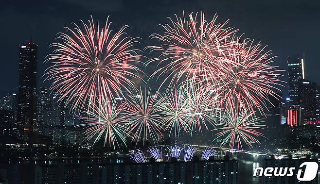 8일 밤 서울 여의도 한강공원 일대에서 코로나19 이후 3년 만에 열린 '2022 서울세계불꽃축제'에서 화려한 불꽃들이 밤 하늘을 수놓고 있다. 이번 불꽃축제의 주제는 ‘위 호프 어게인(We Hope Again)’이다. 코로나19로 지친 일상을 위로하고 다시금 꿈과 희망의 불꽃을 쏘아 올린다는 의미다. 2022.10.8/뉴스1 ⓒ News1 박지혜 기자