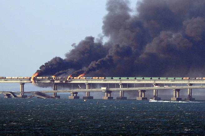러시아 크림반도 케르치해협 대교(크림대교)가 불타고 있다./AFP 연합뉴스