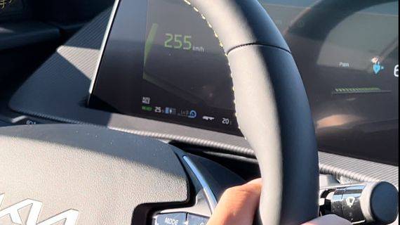 기아 고성능 전기차 EV6 GT가 고속주회로 코스에서 빠른 속도로 주행하고 있다. 사진=최종근 기자