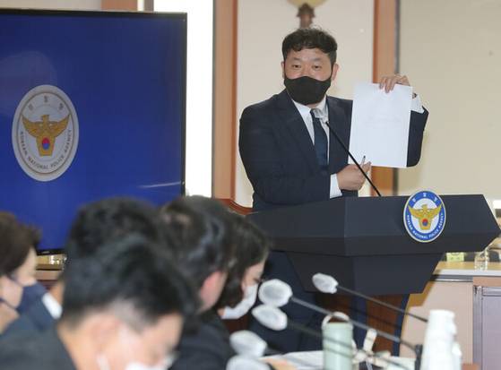 신지영 당근서비스 대표가 7일 오후 서울 서대문구 경찰청에서 열린 국회 행정안전위원회 경찰청 국정감사에서 증인으로 출석해 중고거래 사기 관련 질의에 답변하고 있다. 연합뉴스