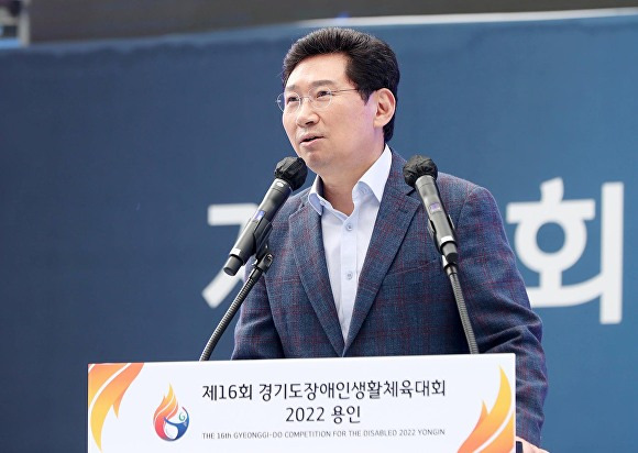 이상일 용인특례시장이 7일 열린 '제16회 경기도장애인생활체육대회 2022 용인' 개회식에서 환영사를 하고 있다.  [사진=용인특례시]