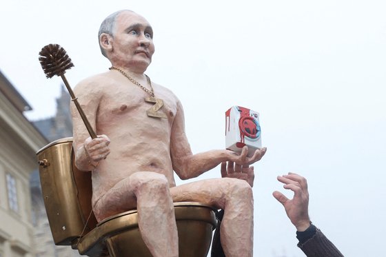 지난 7일(현지시간) 유럽연합(EU) 비공식 정상회의가 열리고 있는 체코 수도 프라하에 푸틴 러시아 대통령을 형상화한 ‘벌거벗은 살인마’라는 이름의 조형물이 등장했다. 로이터=연합뉴스