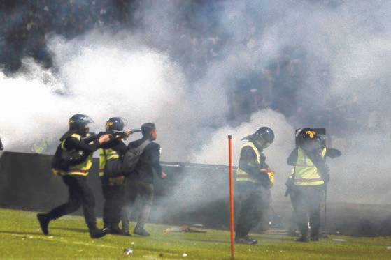 지난 1일(현지시간) 인도네시아 동자바주 축구장에서 열린 ‘아레마 FC’와 ‘페르세바야 수라바야’의 경기에서 홈팀이 패하자 흥분한 관중들이 경기장으로 뛰어들었고, 이를 막으려던 경찰은 최루탄을 사용했다. 혼비백산한 관중이 출구로 몰리면서 131명이 사망하는 참사가 발생했다. 로이터=연합뉴스