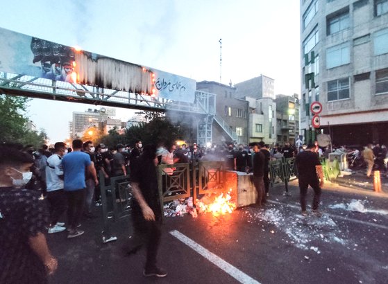 경찰과 충돌하는 이란 ‘히잡 미착용女 의문사’ 항의 시위. AFP=연합뉴스