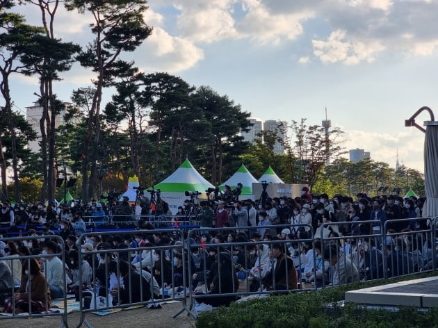 8일 잠실에서  '2022 청춘, 커피 페스티벌'이 개최됐다. 이날 개그맨 김해준씨의 강연을 듣기 위해 수백 명의 관람객들이 무대 앞에 운집했다.(사진=한경제 기자)