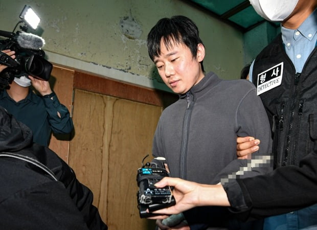 신당역 살해 피의자 전주환이 남대문경찰서에서 검찰로 이송되고 있다. 사진=연합뉴스