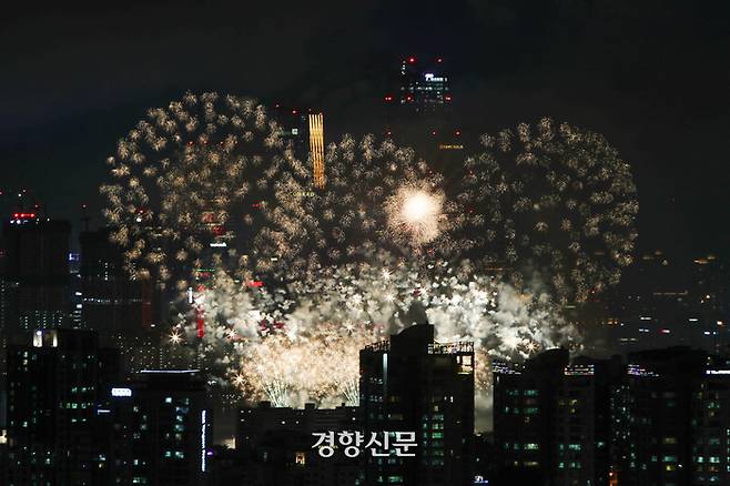 서울 여의도 한강공원 일대에서 열린 ‘한화와 함께하는 서울세계불꽃축제 2022’에서 서울(한화)팀의 화려한 불꽃이 8일 밤하늘을 수놓고 있다. /한수빈 기자