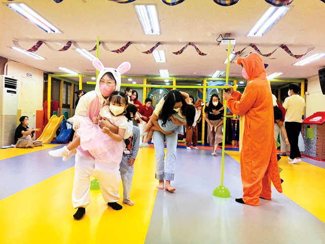 토끼 복장을 한 유치부 담당 김세희 목사가 어린이를 안고 게임을 하는 모습.
