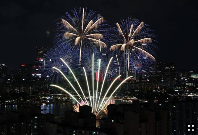 8일 밤 서울 여의도 한강공원 일대에서 '2022 서울세계불꽃축제'가 열렸다. [사진 = 연합뉴스]