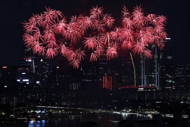 8일 밤 서울 여의도 한강공원 일대에서 '2022 서울세계불꽃축제'가 열렸다. [사진 = 연합뉴스]