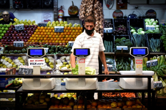 아르헨티나의 한 대형마트에서 고객이 채소를 구매하기 위해 무게를 재고 있다.연합뉴스