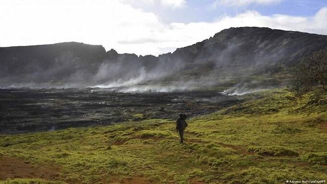 화재가 발생한 이스터섬 라파누이 국립공원에서 연기가 피어오르고 있다. AFP=연합뉴스