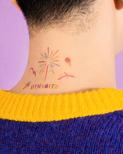 금기시됐던 타투(문신)가 최근 젊은 사람들을 중심으로 하나의 패션으로 자리 잡고 있다. 이러한 변화에는 몸에 직접 새기는 타투가 아니라 스티커처럼 붙이는 타투 스티커나 피부에 인쇄하는 타투 프린터 등 기존과 다른 형태의 타투가 큰 영향을 주고 있다. 인스턴트 타투·스케치온 제공