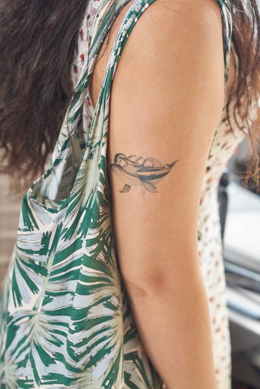 금기시됐던 타투(문신)가 최근 젊은 사람들을 중심으로 하나의 패션으로 자리 잡고 있다. 이러한 변화에는 몸에 직접 새기는 타투가 아니라 스티커처럼 붙이는 타투 스티커나 피부에 인쇄하는 타투 프린터 등 기존과 다른 형태의 타투가 큰 영향을 주고 있다. 인스턴트 타투·스케치온 제공