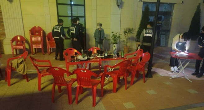지난 7일 경기 부천의 한 호프집에서 ‘먹튀’ 사건이 발생해 경찰에 신고했다며 온라인상에 올라온 사진. 온라인커뮤니티 갈무리