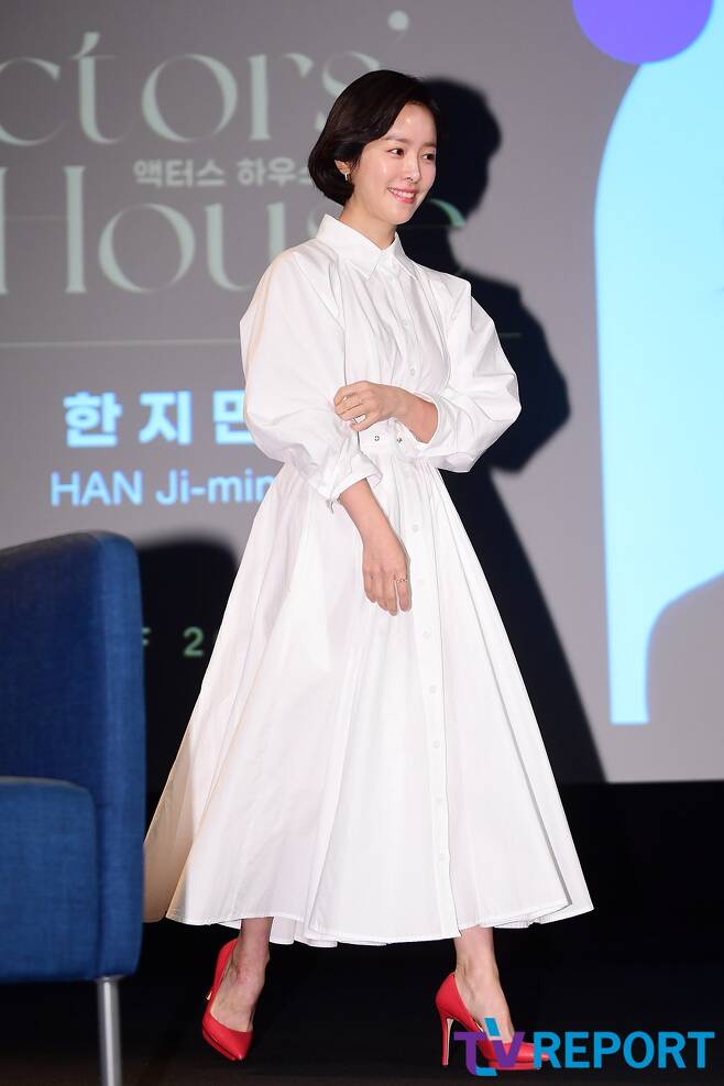 Actor Han Ji-min enters the 27th Busan International Film Festival Actors House at the KNN Theater in Busan Haeundae District on the afternoon of the 8th.Meanwhile, the 27th Busan International Film Festival will show 243 films from 71 countries around the world on 30 screens at seven theaters including the Haeundae District Film Hall in Busan and CGV Centum City from May 5 to 14.