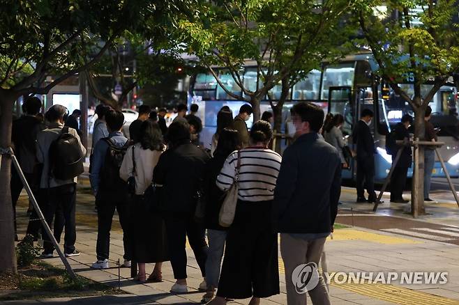 쌀쌀해지기 시작한 퇴근길 [연합뉴스 자료사진]