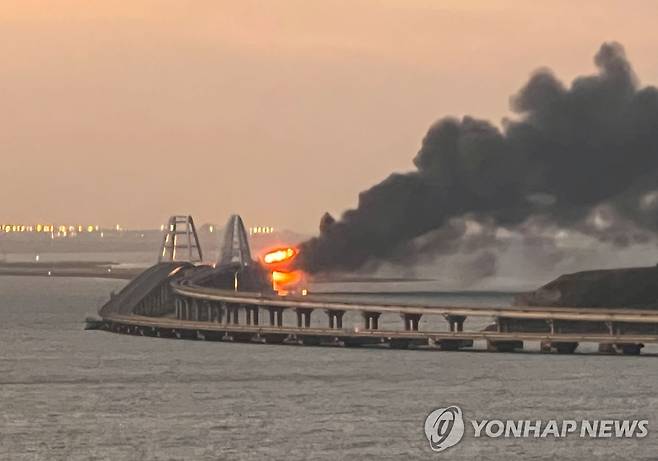 우크라전 러 전략시설 크림대교에 큰 폭발 [로이터 연합뉴스. 재판매 및 DB 금지]