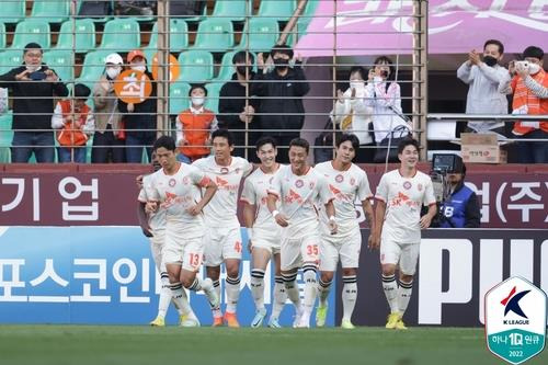 이창민(왼쪽에서 세 번째)의 페널티킥 결승 골 후 기쁨을 나누는 제주 선수들. [한국프로축구연맹 제공. 재판매 및 DB 금지]