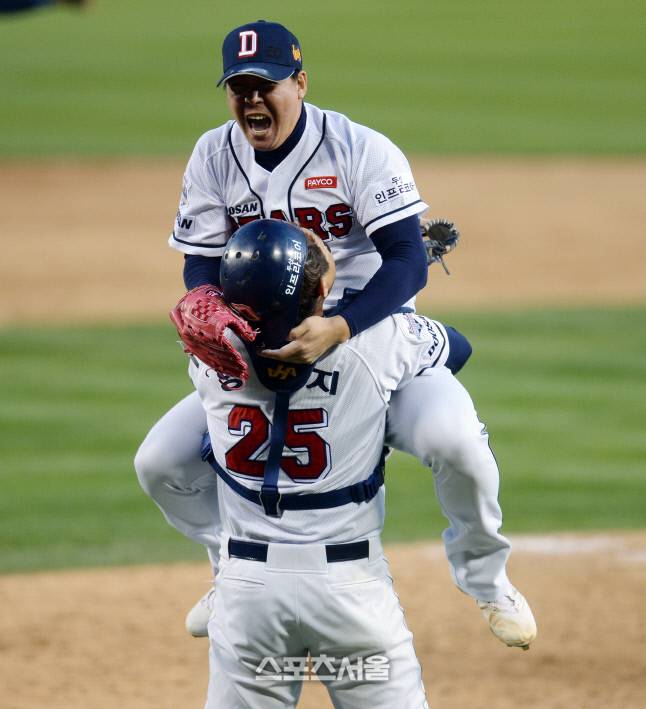 지난 2015년 10월31일 잠실구장에서 삼성과 두산의 KBO리그 한국시리즈 5차전에서 두산이 한국시리즈 우승을 확정짓고 이현승과 양의지가 환호하고 있다. 잠실 | 최승섭기자 thunder@sportsseoul.com