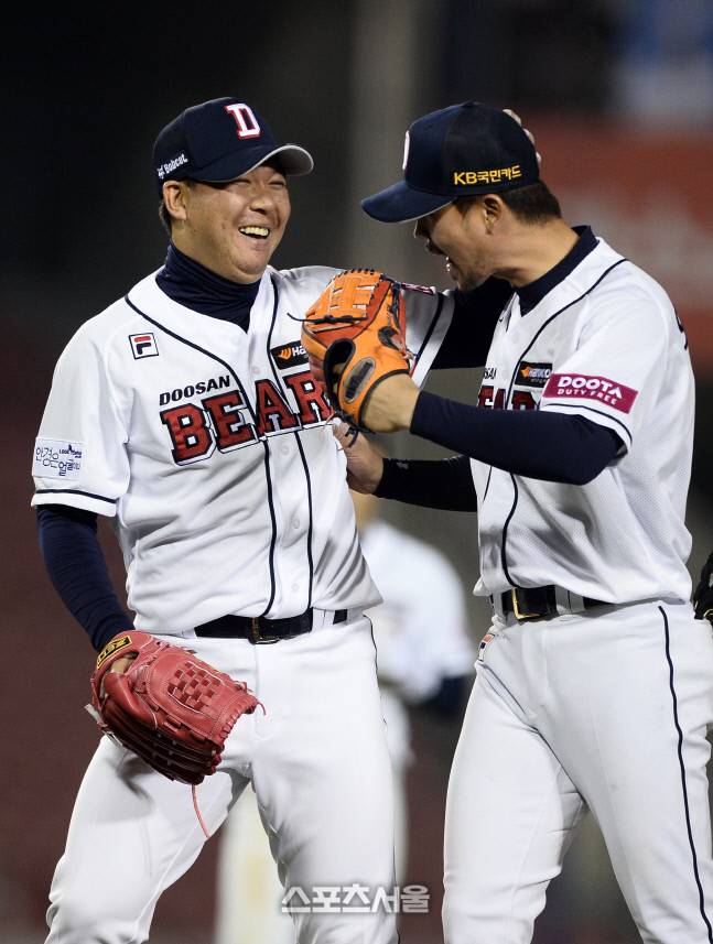 두산 이현승이 지난 2016년 4월6일 잠실구장에서 열린 2016 프로야구 두산과 NC의 경기에서 2점차 리드를 지켜내며 승리를 거둔 뒤 2루수 오재원(오른쪽)과 기쁨을 나누고 있다. 잠실 | 박진업기자 upandup@sportsseoul.com