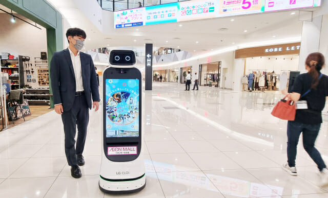 LG 클로이 가이드봇이 인공지능(AI) 기반의 자율주행과 장애물 회피를 기반으로 일본 대형 쇼핑몰 곳곳을 돌아다니며 방문객을 안내하고 필요한 정보를 제공하고 있다. (사진=LG전자)