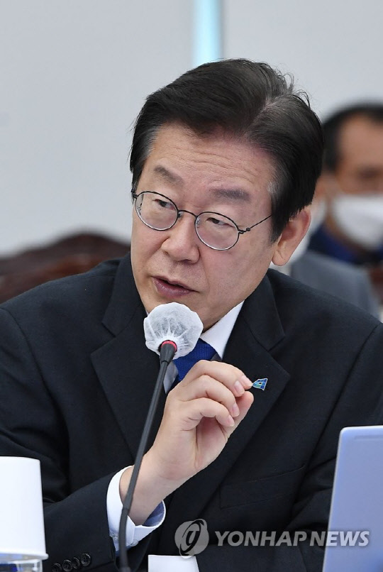 이재명 더불어민주당 대표가 6일 서울 용산구 합동참모본부에서 열린 국정감사에서 질의하고 있다. 연합뉴스