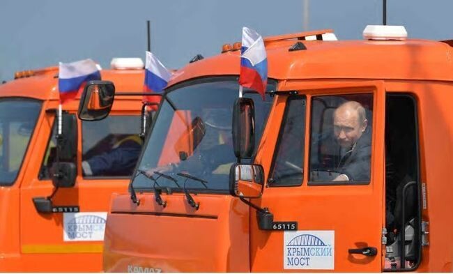 블라디미르 푸틴 러시아 대통령이 2018년 5월15일 개통된 크림대교를 직접 트럭을 몰고 건너려고 운전석에 앉고 있다. EPA 연합뉴스