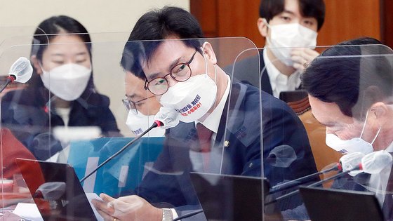 김영식 국민의힘 의원이 서울 여의도 국회에서 열린 과학기술정보방송통신위원회 국정감사에서 질의를 하고 있다. 임현동 기자