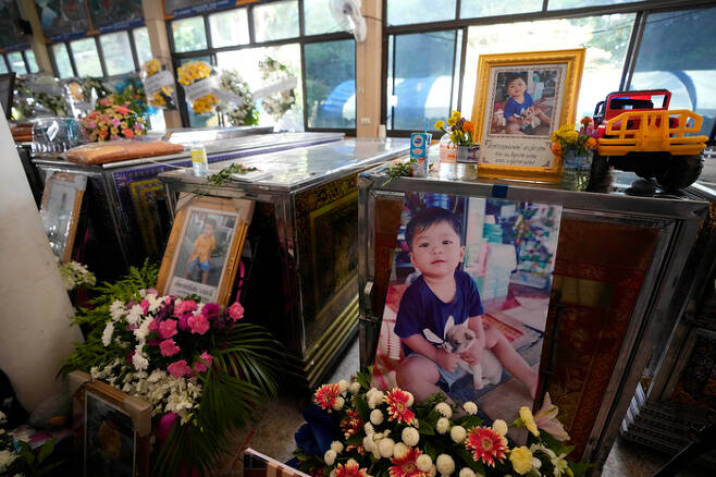 9일(현지시간) 태국 어린이집 총기 난사 사건으로 숨진 아동들의 사진이 관 앞에 놓여 있다. AP연합뉴스