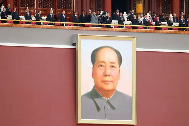 시진핑 중국 국가주석이 지난해 7월 베이징 톈안먼 광장에서 열린 공산당 창당 100주년 경축대회에서 인민복을 입고 마오쩌둥의 초상화가 걸린 망루 위에 서서 손을 흔들고 있다. AFP연합뉴스