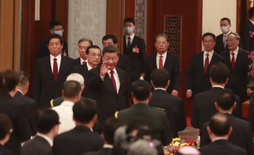시진핑 중국 국가주석을 비롯한 공산당 중앙정치국 상무위원들이 지난달 30일 베이징 인민대회당에서 열린 국경절 리셉션 행사장에 차례로 입장하고 있다. 연합뉴스