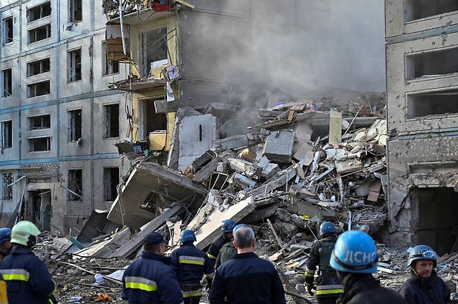 9일(현지시간) 러시아가 우크라이나 남동부 자포리자시를 미사일로 공격한 뒤 파괴된 아파트의 모습. 로이터연합뉴스