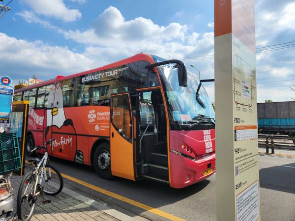 지난 7일 오후 부산 사하구 감천사거리에 설치된 감천문화마을 정류소에 부산시티투어버스(오렌지 라인)가 관광객을 태우기 위해 정차해 있다. 김민훈 기자