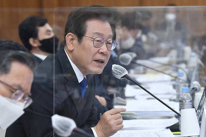 Democratic Party leader Lee Jae-myung speaks during the meeting of Annual Parliamentary Inspection of Government, at Yongsan, Seoul, Thursday. (Yonhap)