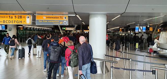지난달 19일 네덜란드 스키폴공항에 여객들이 출국 수속을 위해 줄을 서고 있다. [지홍구 기자]