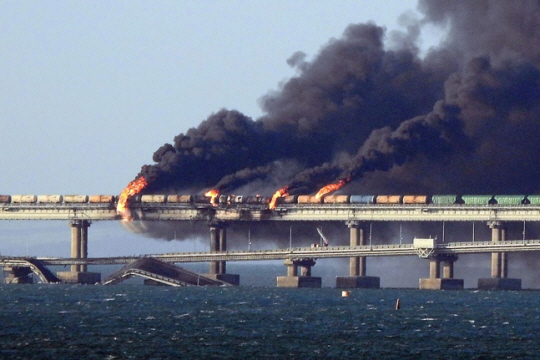 크림대교 : 8일(현지시간) 러시아와 크림반도를 연결하는 다리를 지나던 화물열차에 폭발이 일어난 가운데 다리에서 화염과 검은 연기가 치솟고 있다. AFP연합뉴스